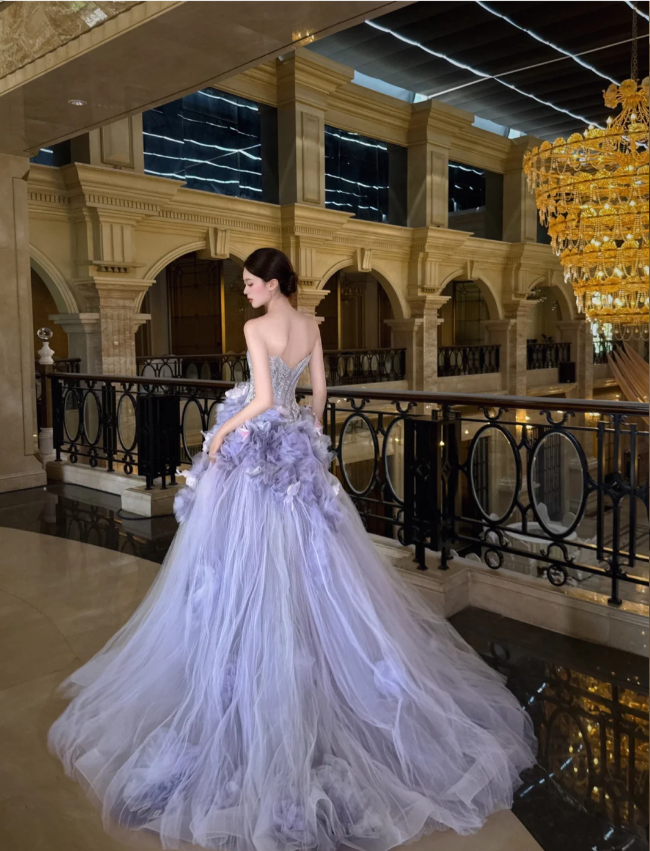 Verträumtes lila trägerloses 3D-Blumen-Tüll-Schleppen-Abendballkleid P4100