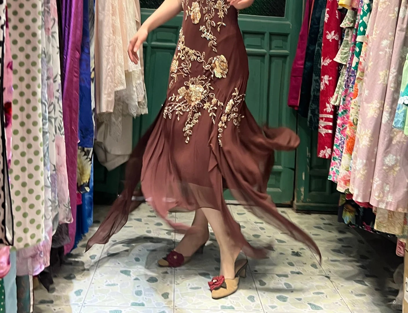 Vintage Braunes, unregelmäßiges Trägerkleid mit Perlen und Pailletten für den Abschlussball/Abend P4117