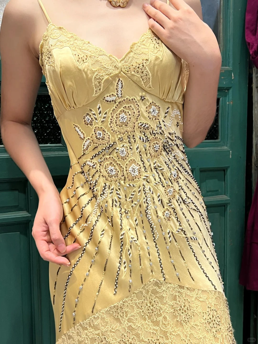 Retro Gelbes, unregelmäßiges, tiefes V-Halsband, Spitzen-Satin-Abschlussballkleid, Abendkleid P4121