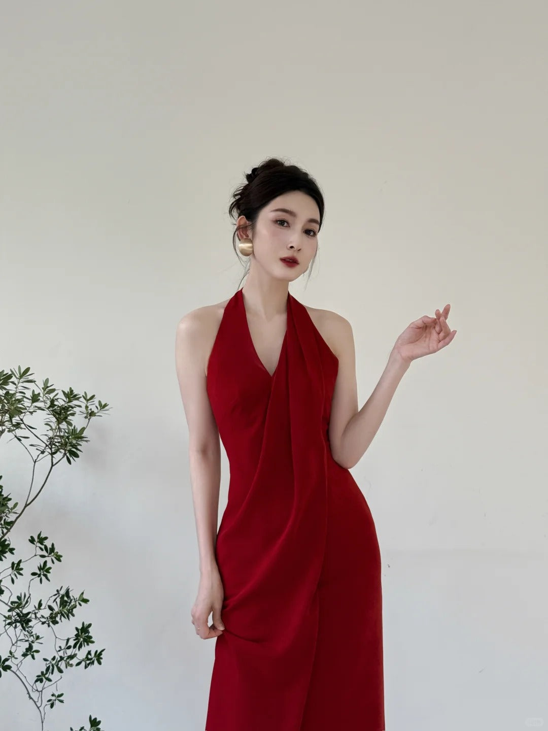 Elegantes burgunderrotes figurbetontes Neckholder-Kleid mit tiefem V-Ausschnitt aus Satin, langes Ballkleid P4124