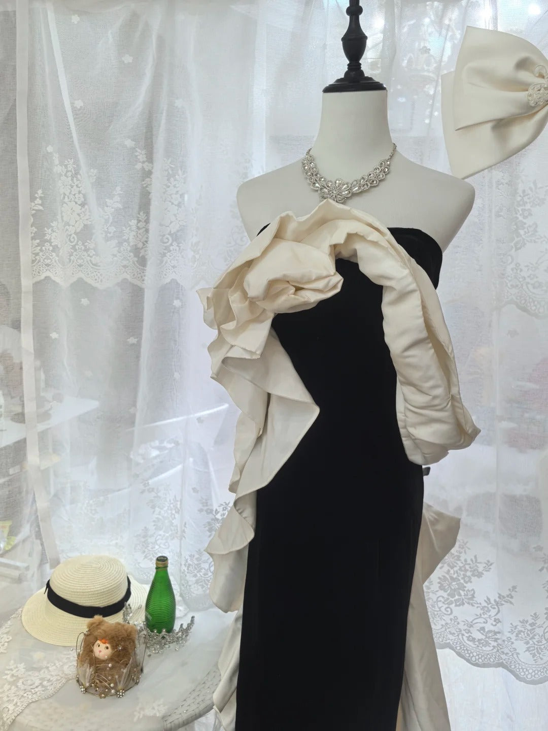 Elegantes Schwarz-Weißes Color-Block Meerjungfrau Trägerloses Samt-Satin Langes Ballkleid Abendkleid P4131