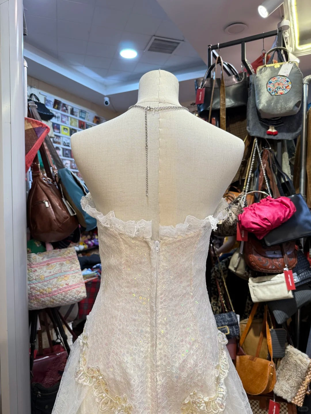 Süßes elfenbeinfarbenes, herzförmiges, besticktes, gestuftes Spitzen-Ballkleid Abendkleid P4146