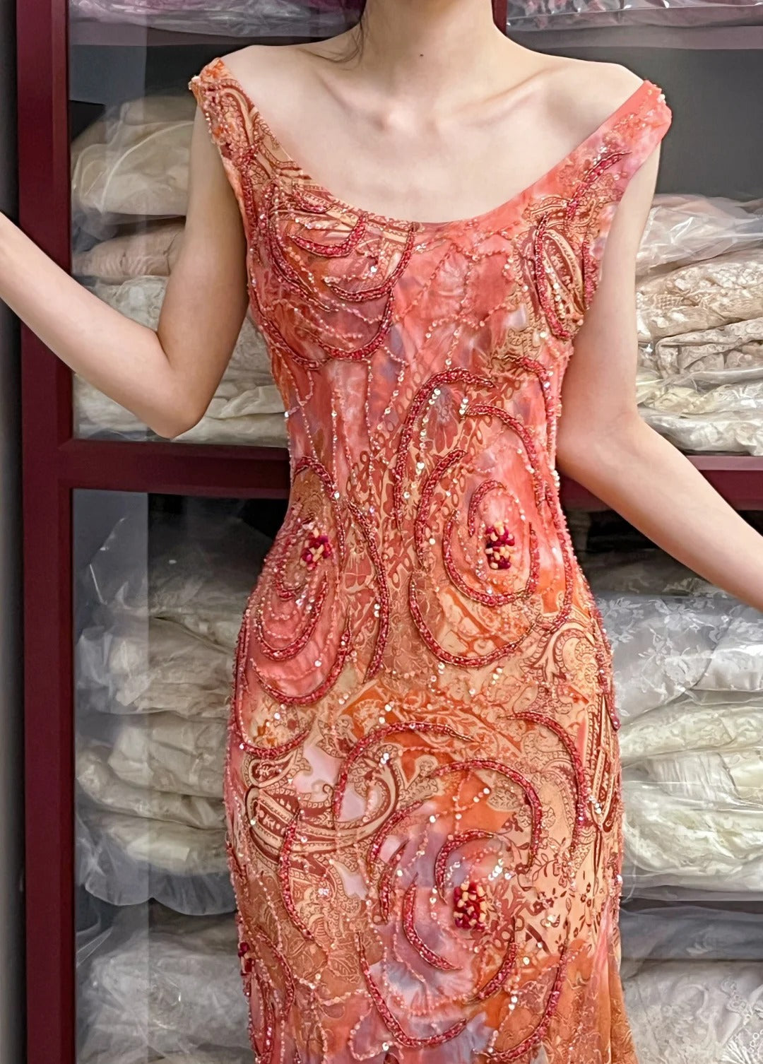 Retro Funkelndes Orangerotes Meerjungfrauen-Abendkleid mit Rüschen und Perlen aus Chiffon P4165