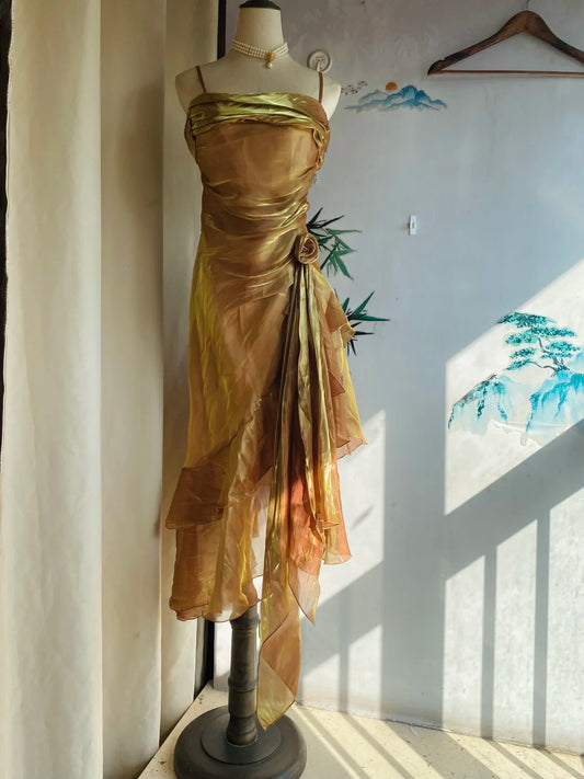 Robe de bal plissée en satin avec bretelles irrégulières or-brun vintage P4171