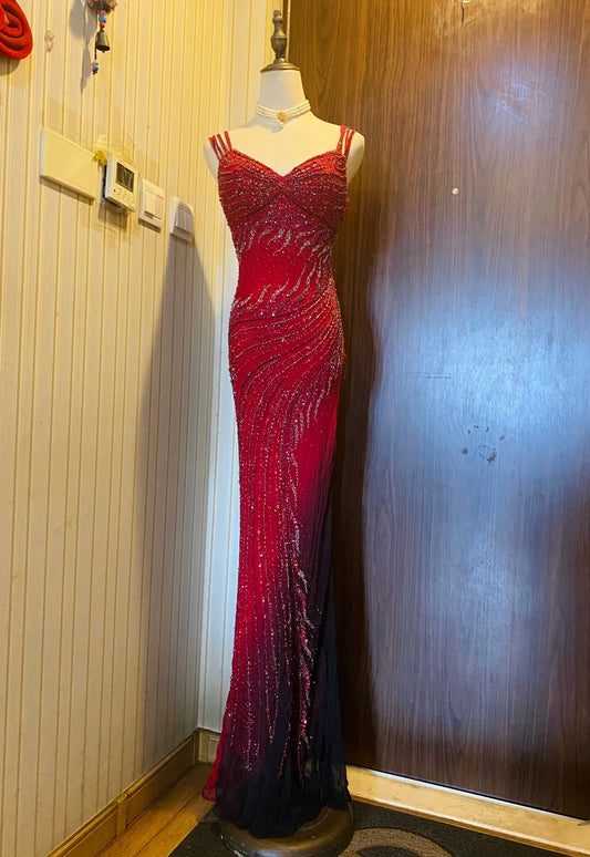 Retro-Ballkleid P4177 aus Chiffon in Rot-Schwarz-Verlauf mit Meerjungfrauen-Silhouette, V-Ausschnitt, Neckholder und Perlenstickerei
