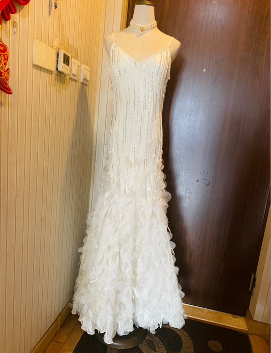 Robe longue de bal sirène blanche féerique perlée avec sequins pétales 3D P4181
