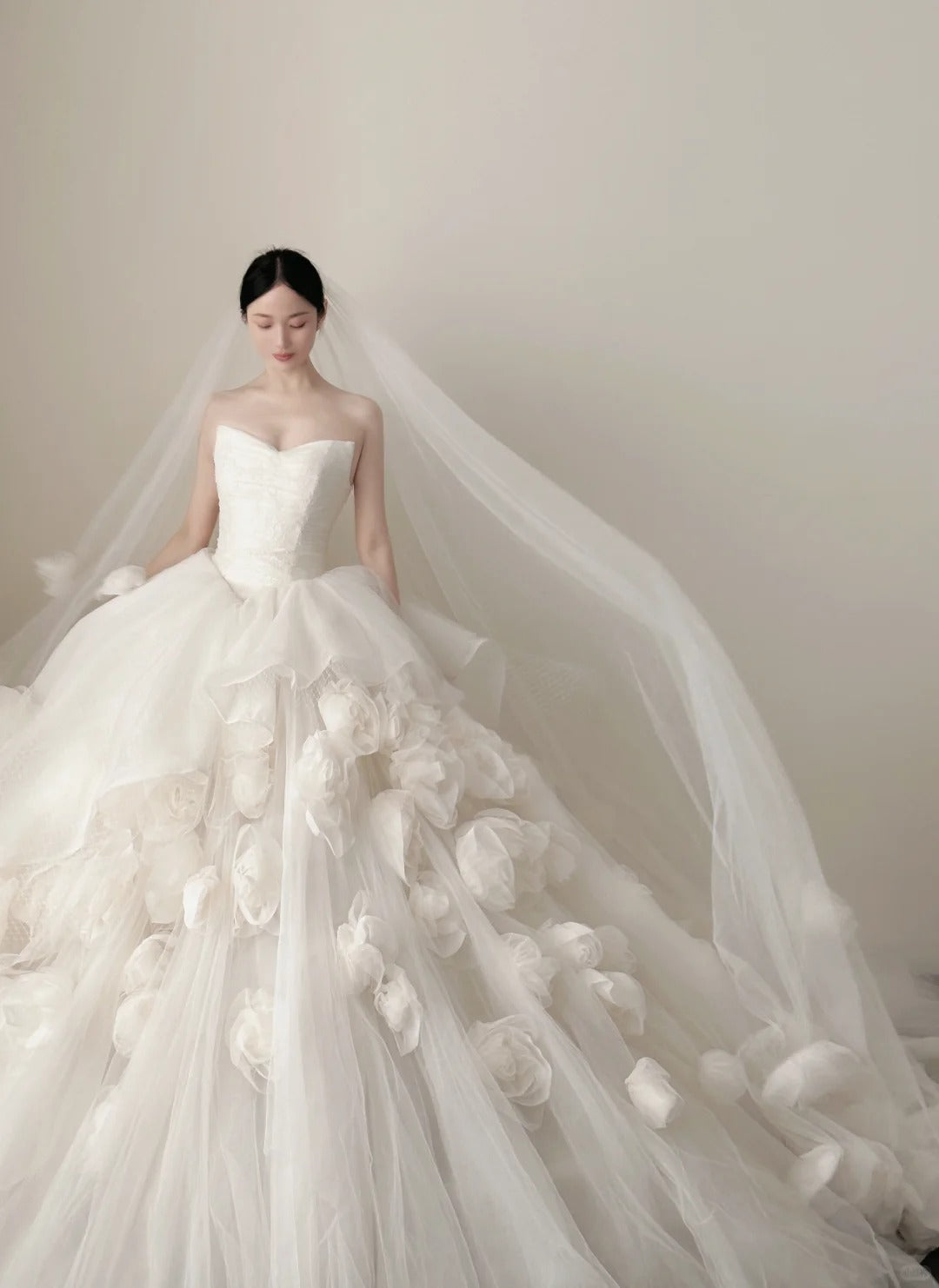 Elegant White Trailing Heart-shaped Neckline 3D Floral Tulle Ball Gown Wedding Dress P4019