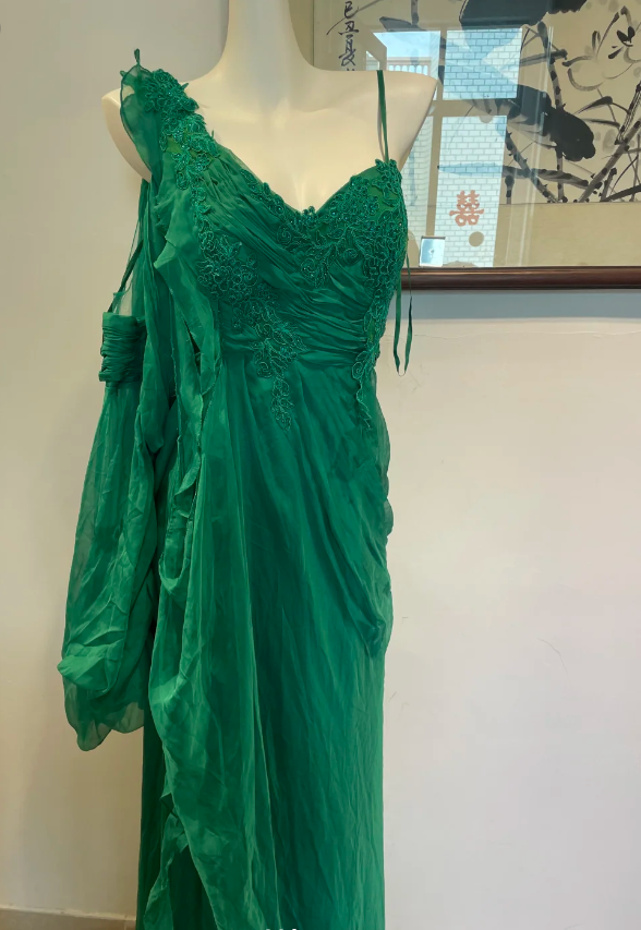 Elegantes grünes langes Abendkleid aus Chiffon mit tiefem V-Ausschnitt P4272