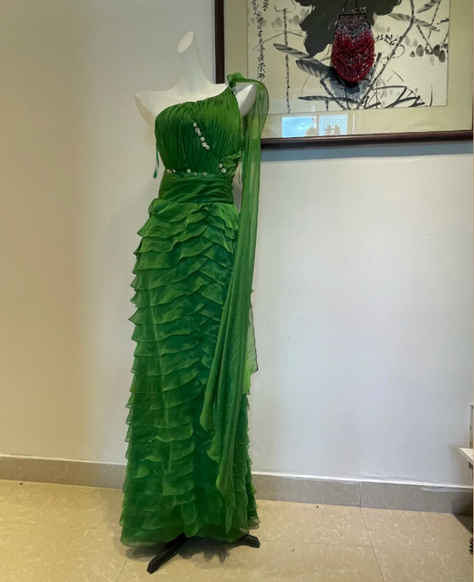 Robe de soirée longue de bal en mousseline plissée à volants et une épaule vert foncé chic P4276