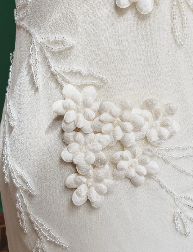 Elegantes weißes Meerjungfrauen-Abendkleid mit Spaghettiträgern, U-Ausschnitt, 3D-Blumenstickerei und Chiffon P4280