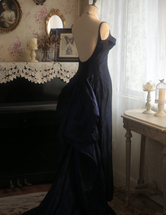 Robe de soirée/bal sirène vintage bleu marine avec bretelles spaghetti, décolleté carré, dos nu et traîne en satin P4298