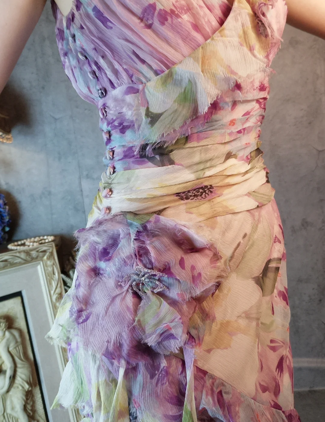 Französisch Romantisch Lila Geblümt V-Ausschnitt Rückfrei Mehrlagig Plissiert Chiffon Ballkleid Abendkleid P4312