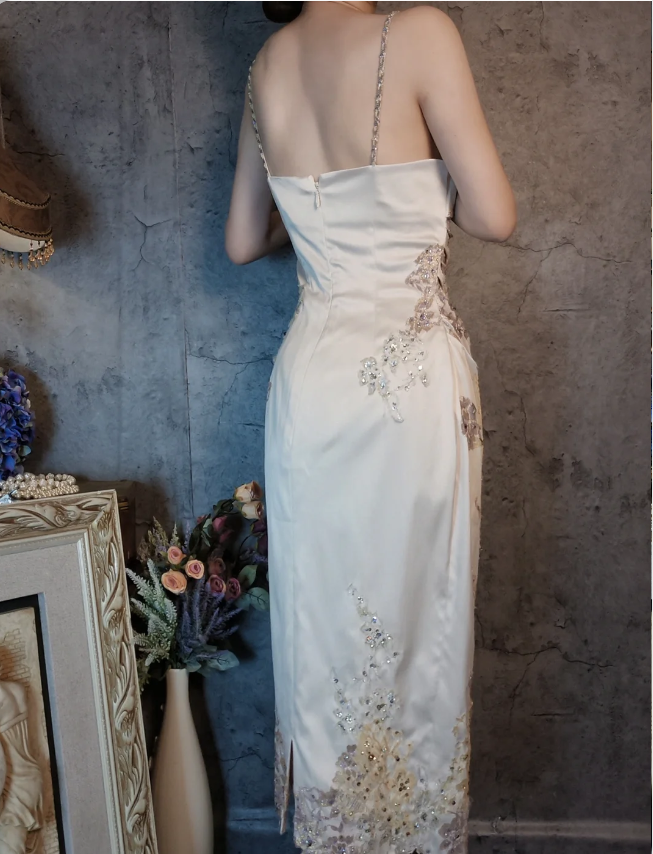 Elegantes figurbetontes Champagner-Spaghettiträger-Ballkleid aus Satin mit Perlen und Stickereien Abendkleid P4315