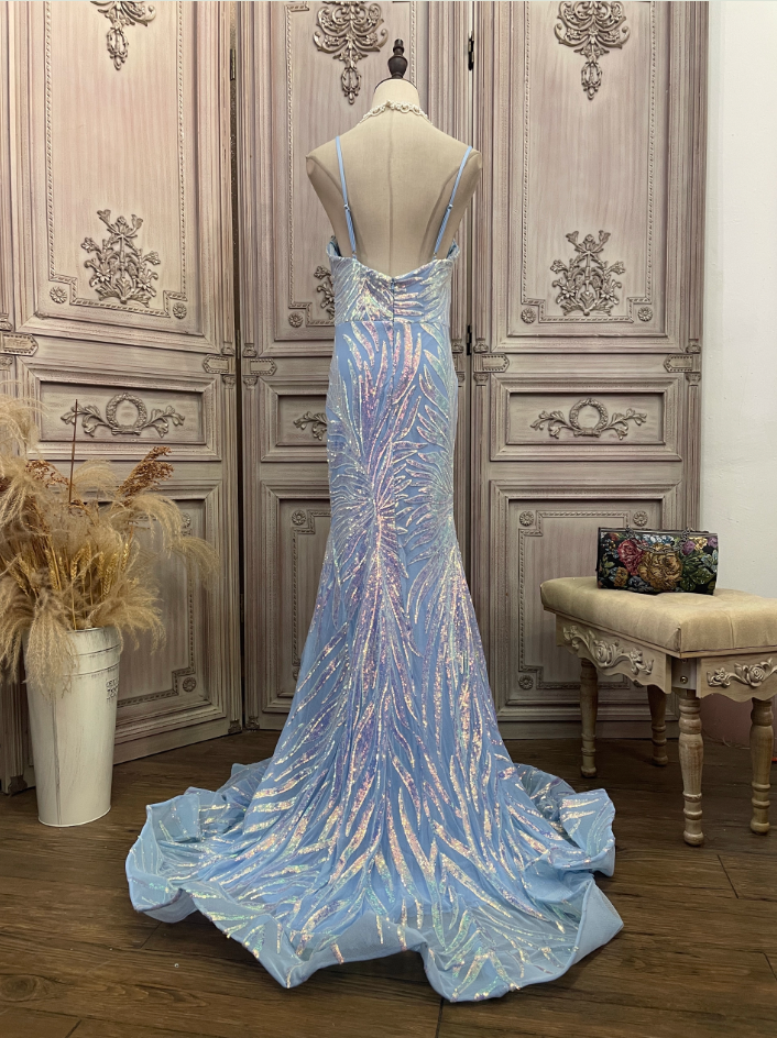 Verträumtes hellblaues Ombré Meerjungfrauen-Abendkleid mit Spaghettiträgern und irisierenden Pailletten, mit Schleppe, P4347