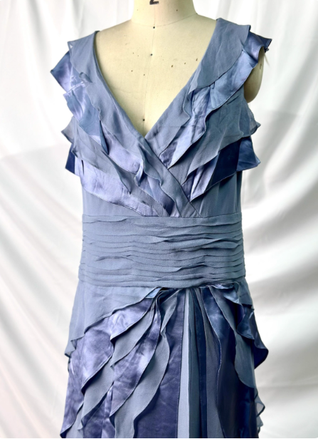 Elegantes, mehrlagiges, abgestuftes, grau-blaues, tailliertes V-Ausschnitt Rüschen-Stufen-Chiffon-langes Ballkleid Abendkleid P4381