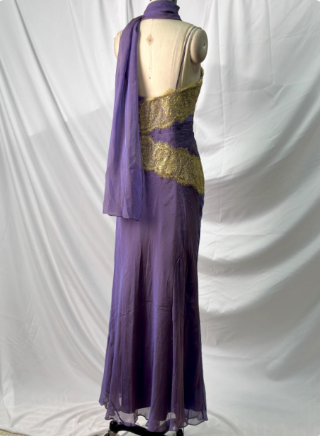 Robe de soirée longue en mousseline avec col en V, fines bretelles, dentelle dorée et détails vintage Deep Purple P4389