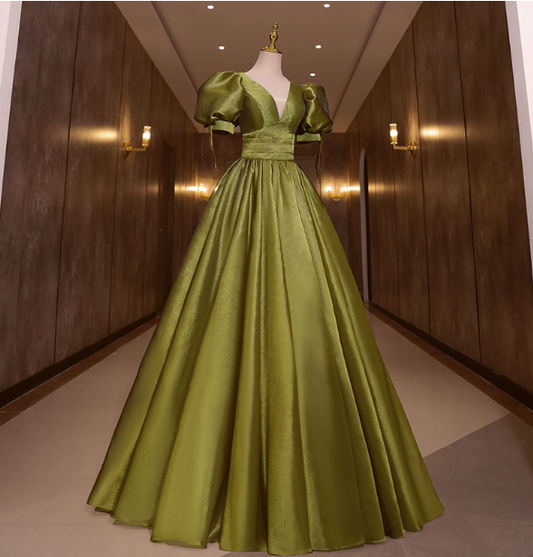 Robe de soirée longue en satin vert olive vintage à décolleté en V profond et manches bouffantes P4409