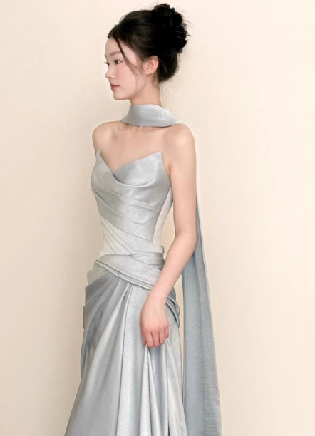 Elegantes Meerjungfrau-Abendkleid Trägerlos Rüschen Satin Schleppe Ballkleid P4442