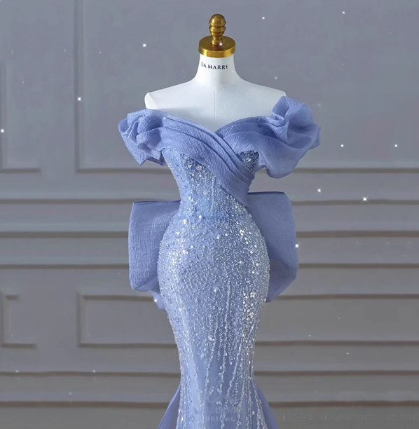 Elegantes, verträumtes blaues Meerjungfrauen-Abendkleid mit schulterfreiem Bogen, Pailletten und Tüllschleppe P4458