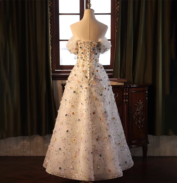 Verträumtes weißes schulterfreies A-Linien-Ballkleid aus Tüll mit 3D-Blumen und Pailletten, langes Abendkleid P4464