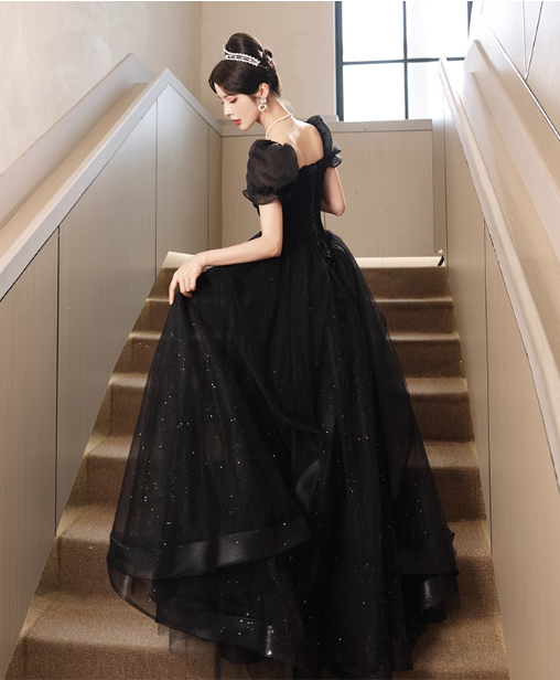 Elegantes schwarzes A-Linien-Abendkleid mit eckigem Ausschnitt, Puffärmeln und Tüll P4470