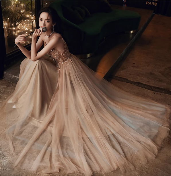Elegantes, nudes aprikotfarbenes A-Linien-Abendkleid mit Spaghettiträgern, V-Ausschnitt, Perlen und Tüll für den Abschlussball P4474