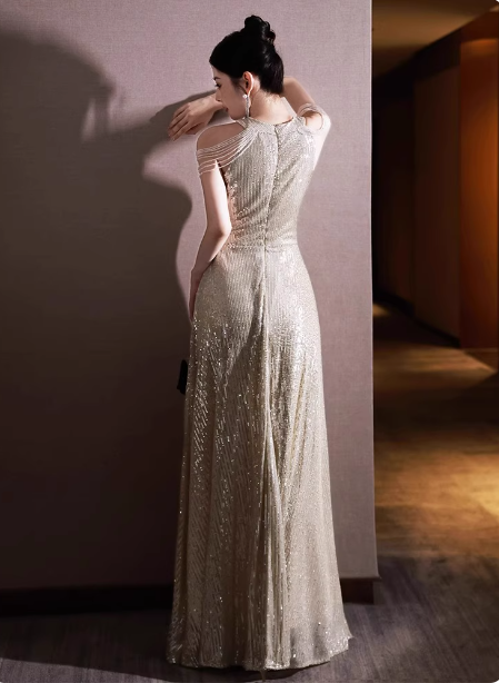 Luxuriöses champagnerfarbenes Neckholder-Abendkleid mit Pailletten, langen Ärmeln und Cut-Outs P4481