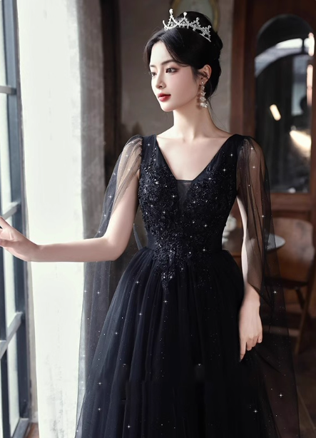 Elegantes schwarzes A-Linien-Abendkleid mit V-Ausschnitt, Schal, Spitze und Tüll P4482