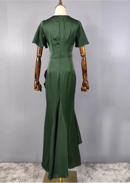 Elegantes, dunkelgrünes, gerafftes V-Ausschnitt-Abendkleid aus Satin mit asymmetrischem Saum P4489