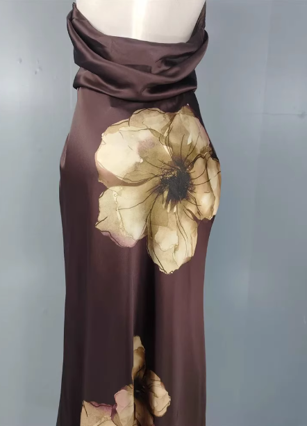 Vintage Elegantes Dunkelbraunes bedrucktes Neckholder-Kleid mit offener Rückenpartie aus Satin, langes Ballkleid Abendkleid P4491