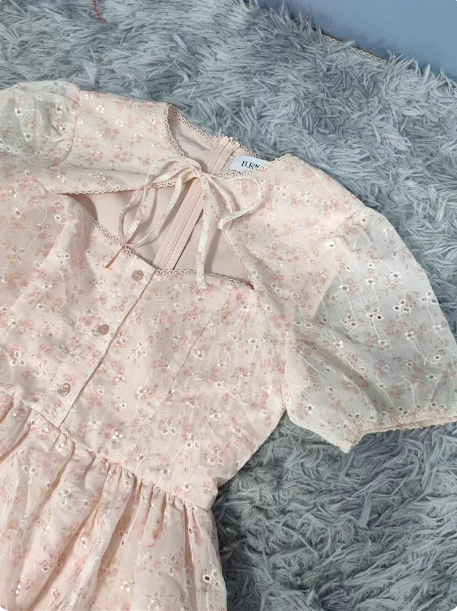 Süßes helles Aprikose A-Linien-Chiffon-Ballkleid mit Blumenmuster und Puffärmeln P4496
