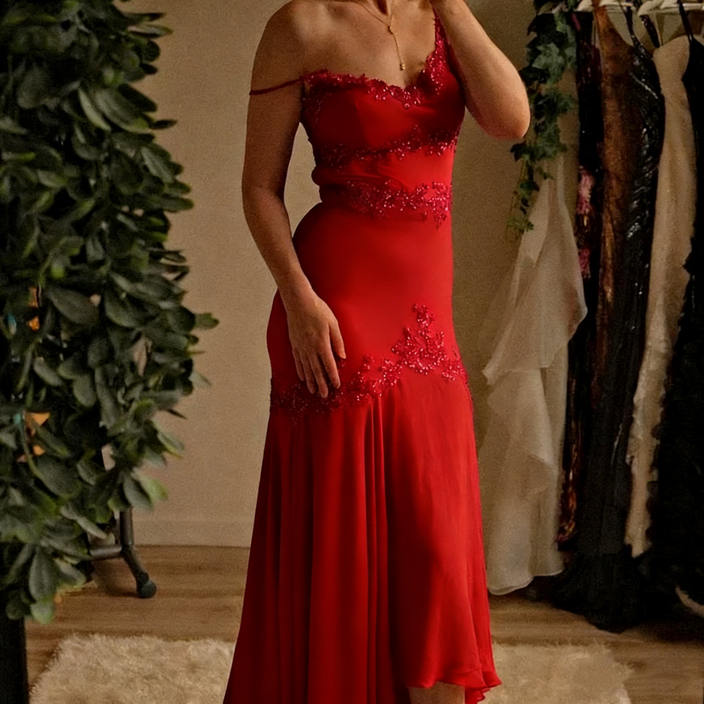 Belle robe de bal en mousseline de soie violette à bretelles spaghetti et perles P2305