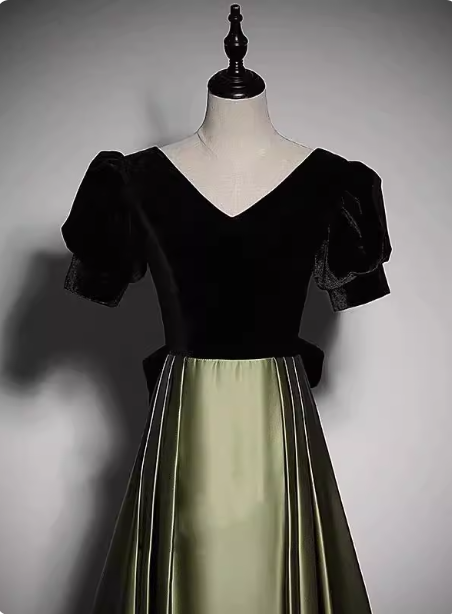 Robe de soirée longue trapèze vintage noire et verte à empiècements de couleurs, col en V, en velours et satin P4605