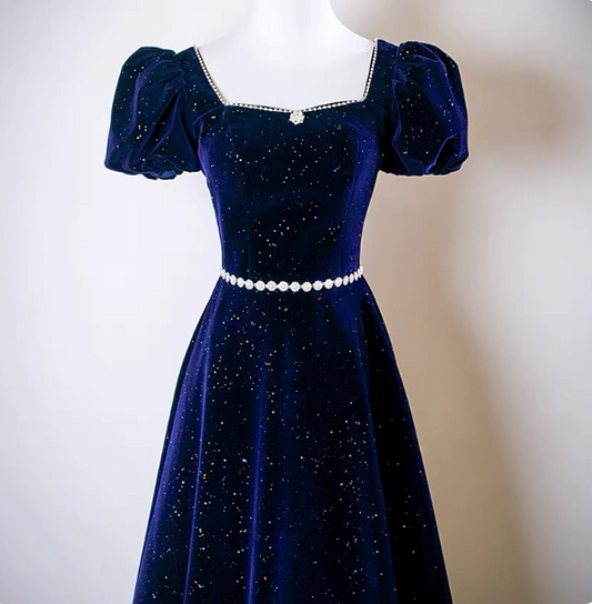 Robe de soirée longue trapèze bleu marine à encolure carrée, manches courtes et paillettes en satin P4609