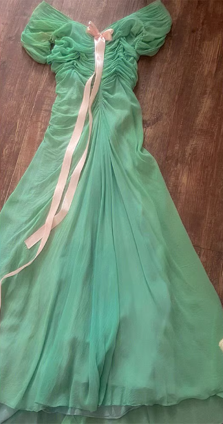 Frisches grünes A-Linien-Abendkleid aus Chiffon mit Rüschen P4611