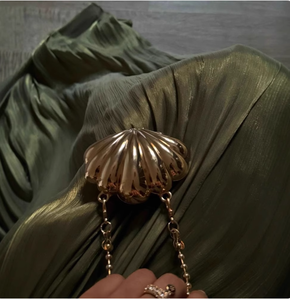 Elegantes olivgrünes, asymmetrisches Satin-Abendkleid mit Rüschen und Schlitz P4614