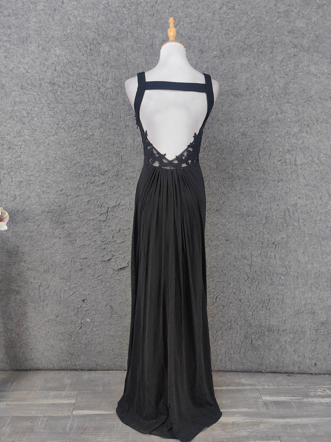 Klassisches Schwarzes V-Ausschnitt Ärmelloses Offenes Rücken Spitzen Chiffon Langes Ballkleid Abendkleid P4642