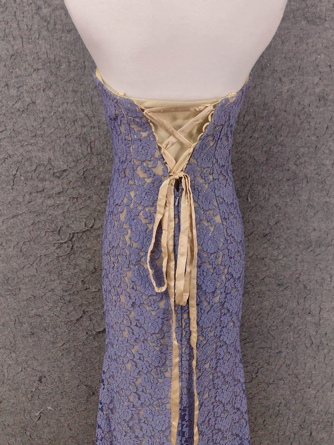 Elegantes langes Ballkleid P4644 aus Spitze in Lila mit herzförmigem Ausschnitt und Beinschlitz