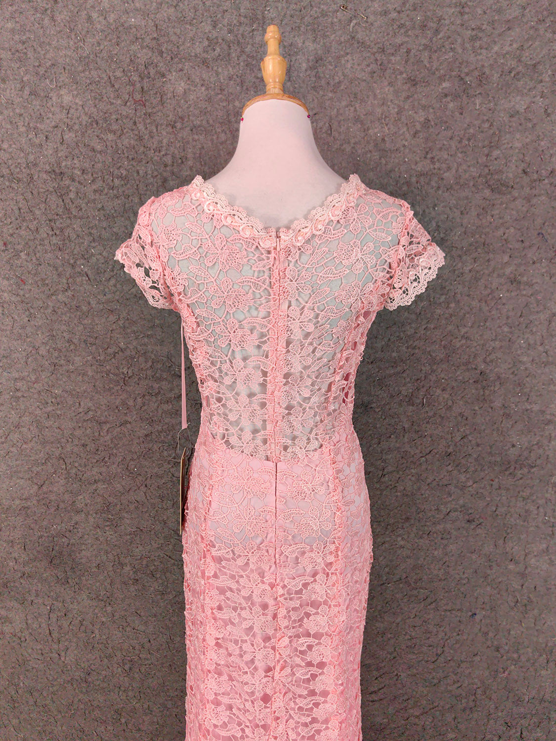 Elegantes rosa Meerjungfrau-Abendkleid mit kurzen Ärmeln, Rundhalsausschnitt, Cutouts und Spitze P4649