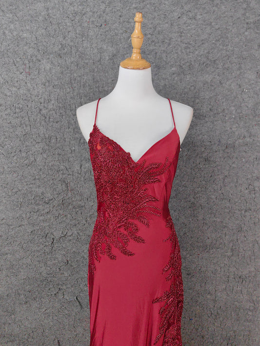 Robe de soirée longue de bal classique bordeaux sirène à fines bretelles décolleté en V brodée en satin P4652