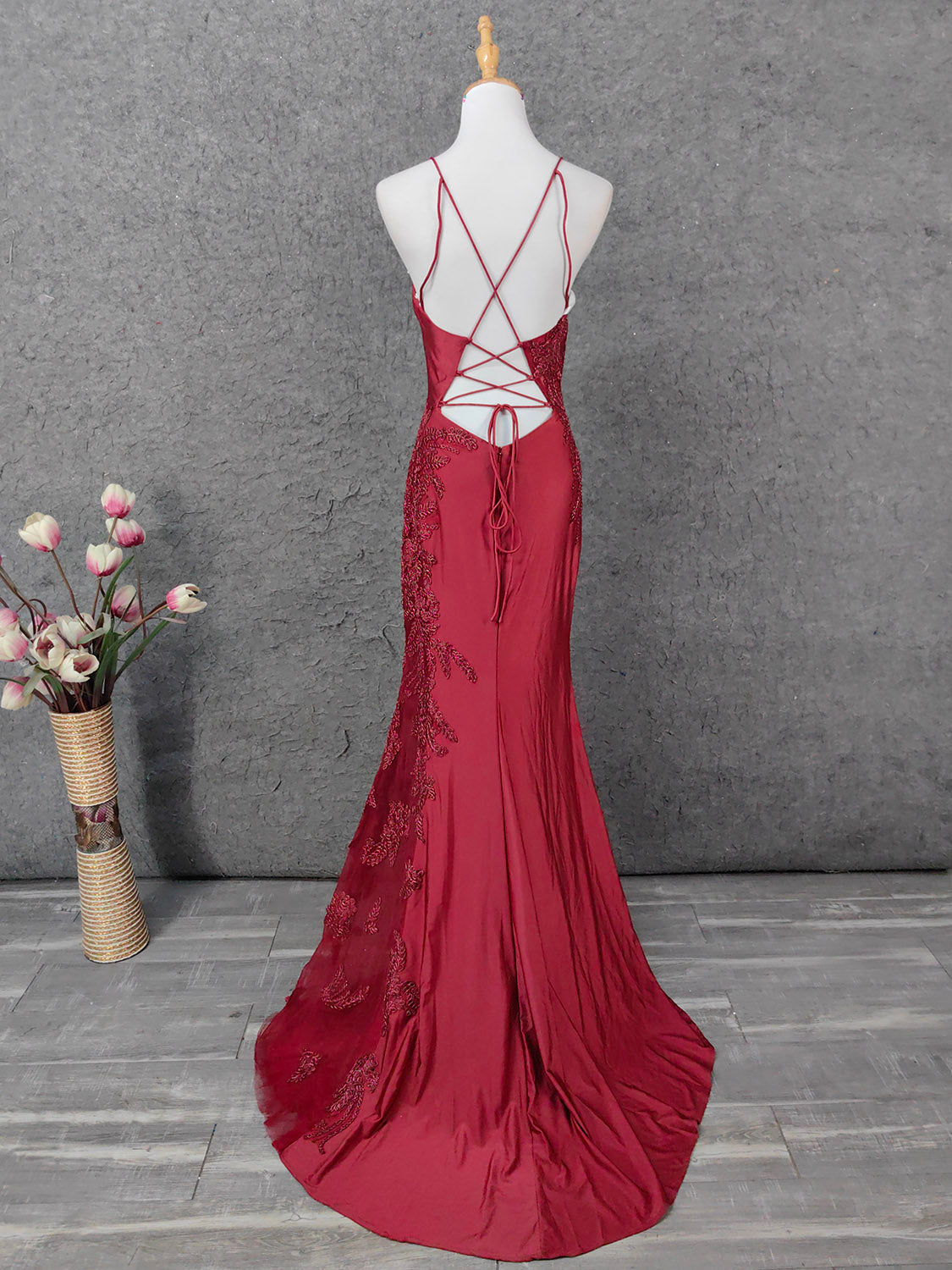Klassisches burgunderrotes Meerjungfrauen-Spaghettiträger-V-Ausschnitt besticktes Satin-langes Ballkleid Abendkleid P4652