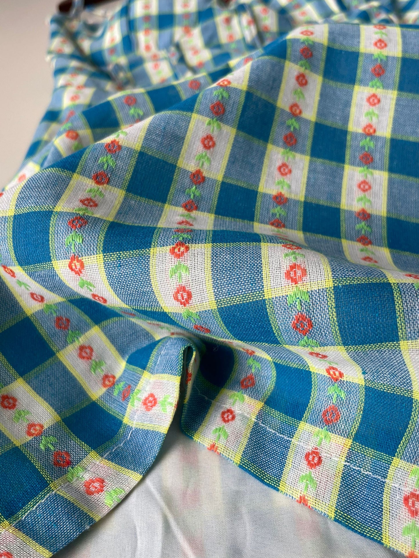 Süßes A-Linien-Abendkleid P4692 aus blau kariertem Stoff mit Spaghettiträgern