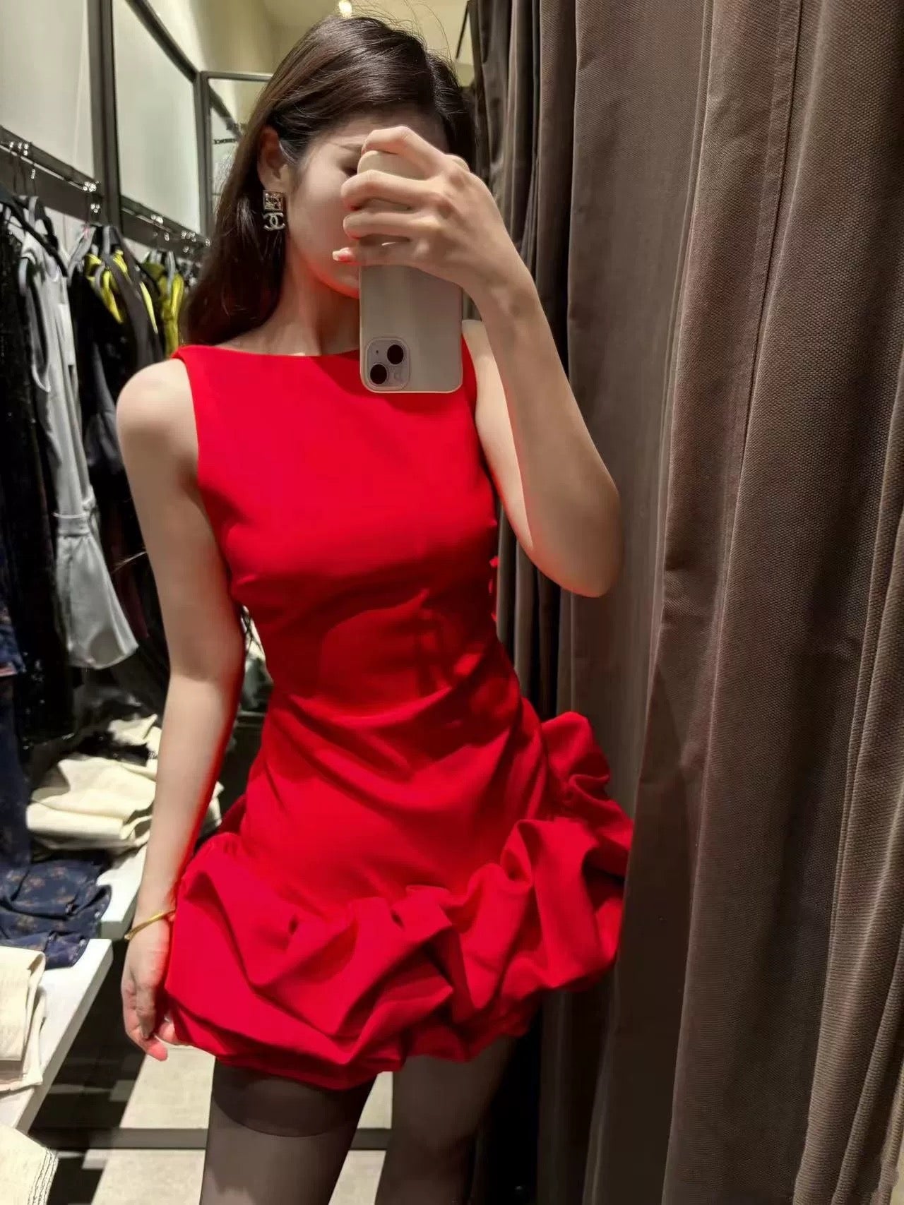 Niedliches, ärmelloses weißes Satin-Heimkehrkleid mit Blumenrock P3404