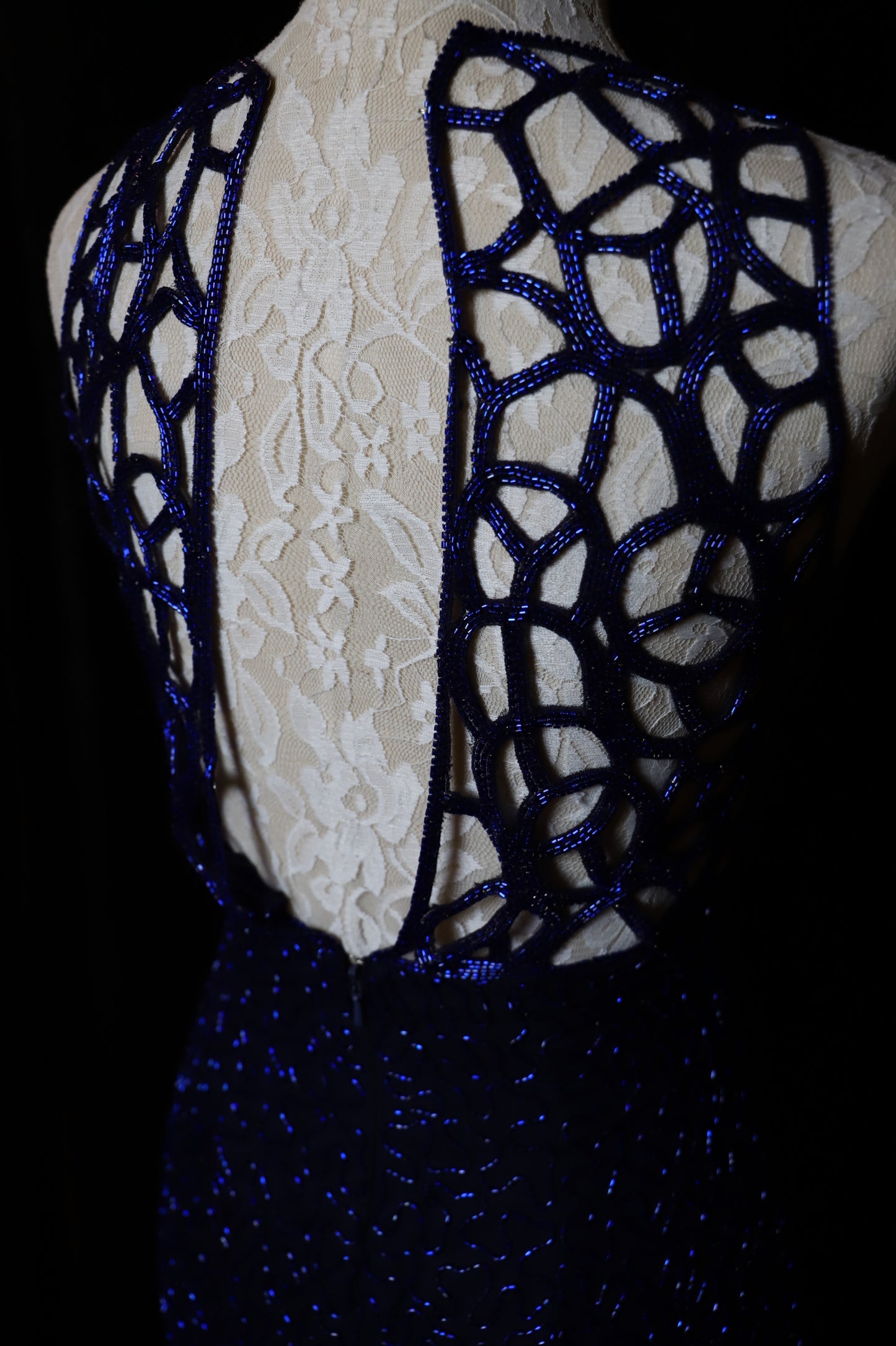 Elegantes ärmelloses, ausgeschnittenes Neckholder-Meerjungfrauen-Abendkleid aus marineblauem, perlenbesticktem Spitzen-P4700