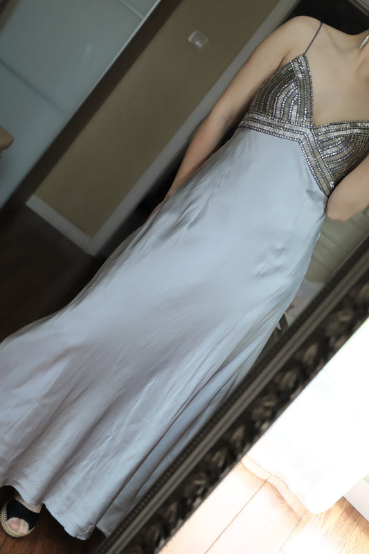 Robe de soirée/bal longue vintage en satin gris argenté à fines bretelles, col en V et perles P4705