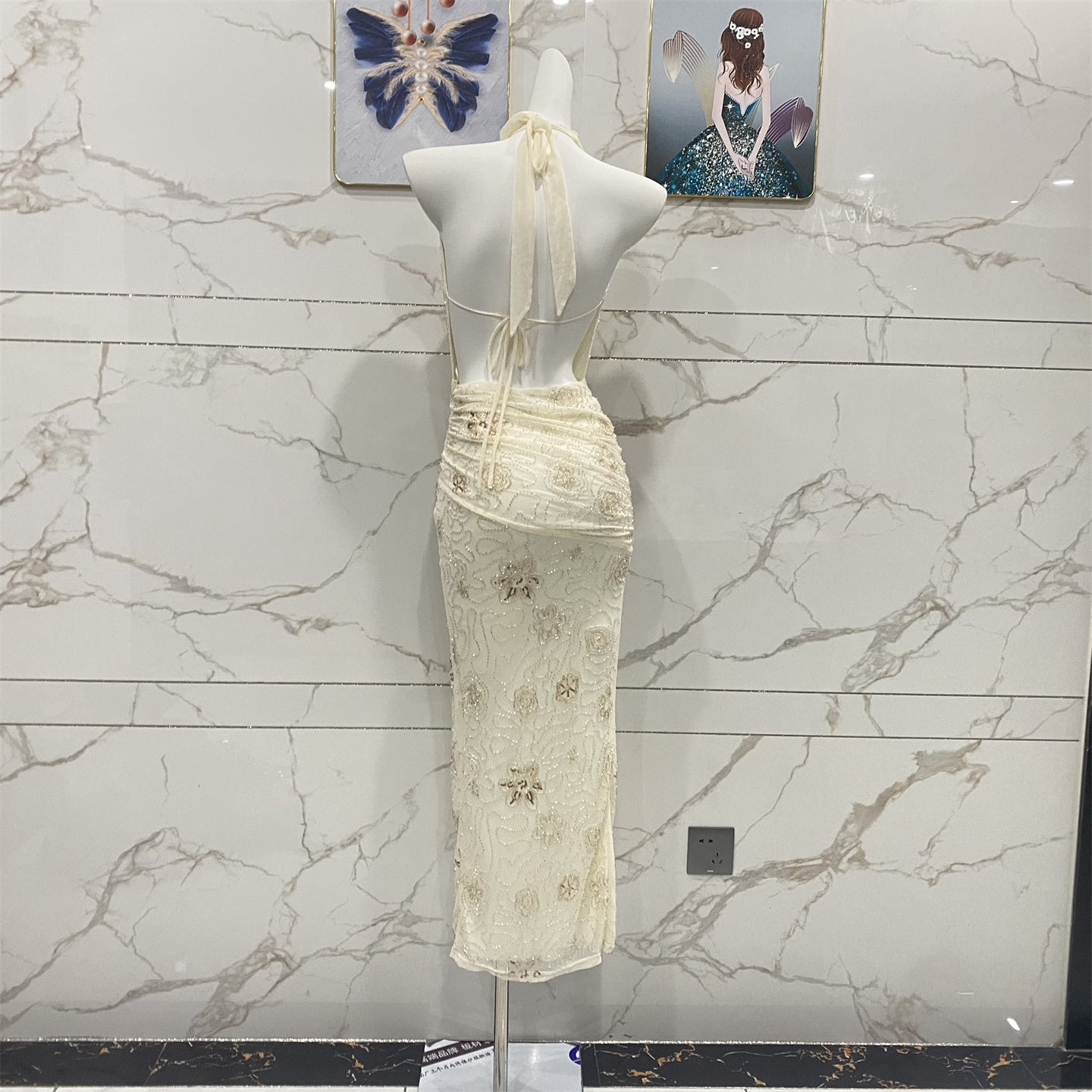 Elegantes, cremeweißes, rückenfreies Neckholder-Abendkleid mit Wasserfallausschnitt, Perlenstickerei und Tüll P4706