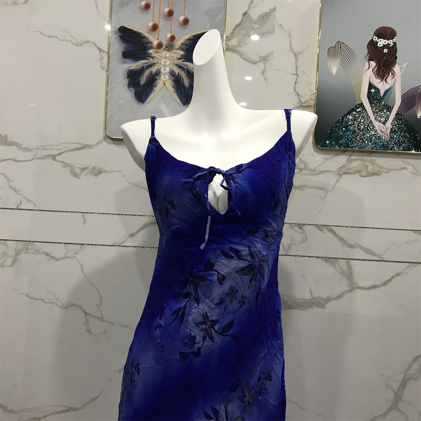 Elegantes, königsblaues, langes Chiffon-Ballkleid mit Spaghettiträgern und Printmuster, zum Binden in der Taille, Abendkleid P4708