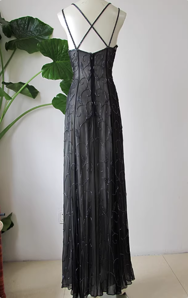 Robe de bal longue en mousseline vintage noire à fines bretelles, col carré, dos croisé, perlée P4715