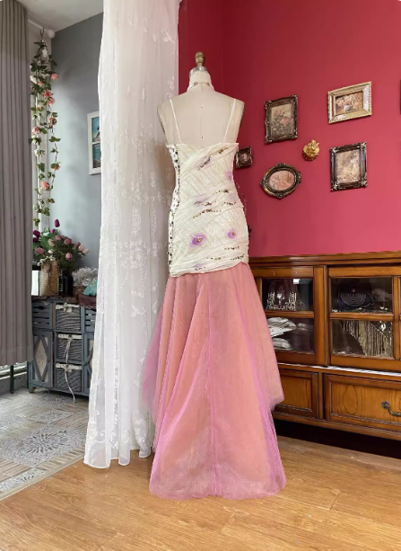 Süßes weißes & pinkes, plissiertes Tüll-Abendkleid mit Spaghettiträgern und Strass P4720