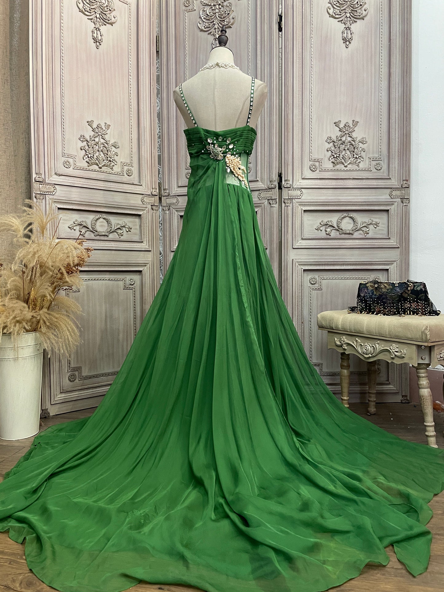 Wunderschönes grünes Spaghettiträger-Kleid aus Chiffon mit Strasssteinen und Schleppe für den Abschlussball/Abend P4733